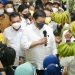 Menteri Koordinator Bidang Perekonomian, Airlangga Hartarto saat meninjau pelaksanaan operasi pasar serta berdialog langsung dengan pedagang dan pembeli di Pasar Barek Motor Kijang, Kabupaten Bintan - Provinsi Kepulauan Riau (Kepri), Senin (24/01). (Foto: Sumber ekon.go.id)