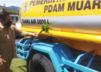Wali Kota Gorontalo, Marten Taha,saat meresmikan salah satu dari dua unit unit mobil tanki air berkapasitas sebanyak 5000 liter.. (Foto: Putra/Gopos)