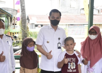 Wakil Wali Kota Gorontalo, Ryan Kono mengawal vaksinasi anak di Kota Gorontalo. Pelaksanaan vaksinasi tersebut berlangsung di SDN 73 Kota Tengah, Kota Gorontalo, Rabu (19/1/2022). (Foto: Istimewa)
