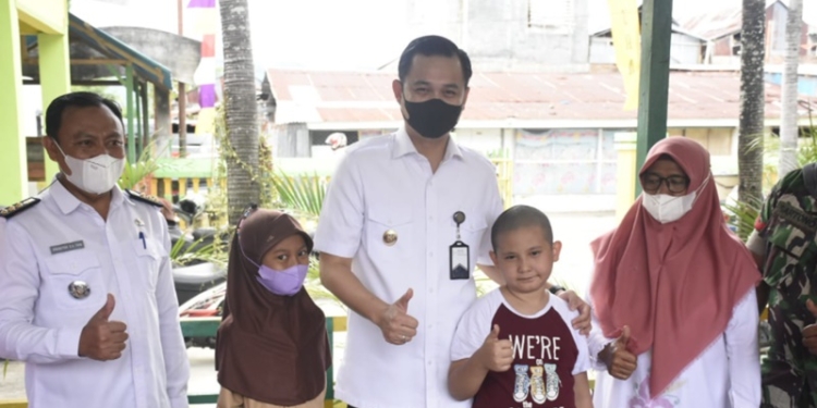 Wakil Wali Kota Gorontalo, Ryan Kono mengawal vaksinasi anak di Kota Gorontalo. Pelaksanaan vaksinasi tersebut berlangsung di SDN 73 Kota Tengah, Kota Gorontalo, Rabu (19/1/2022). (Foto: Istimewa)