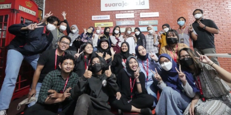 Para peserta dan pemateri di hari ke-2 Suara Community Institute: Digital Journalism & Content Creation Workshop di kantor Suarajogja.id, Minggu (16/1/2022). (Foto: Suara.com)