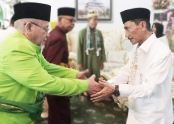 Bupati Gorontalo, Nelson Pomalingo (Kanan) bersama A.W Lihu (Bate Lo Limutu) (Kiri). (Foto: Istimewa)