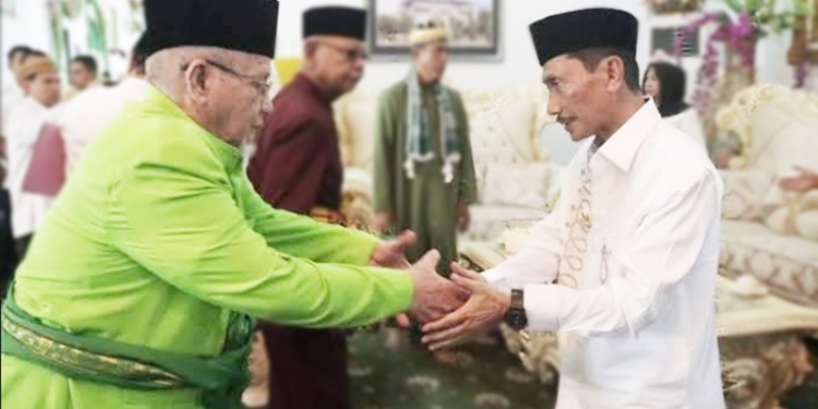 Bupati Gorontalo, Nelson Pomalingo (Kanan) bersama A.W Lihu (Bate Lo Limutu) (Kiri). (Foto: Istimewa)
