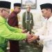 Bupati Gorontalo, Nelson Pomalingo (Kanan) bersama A.W Lihu (Bate Lo Limutu) (Kiri). (Foto: Istimewa)