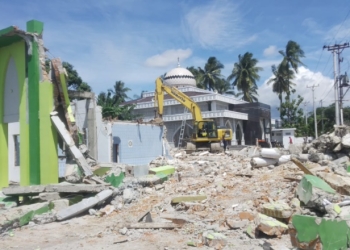 Jalankan putusan Mahkamah Agung (MA), Masjid Nurul Falah Kelurahan Hutuo, Kecamatan Limboto, Kabupaten Gorontalo Akhirnya dibongkar. (Foto: Putra/Gopos)