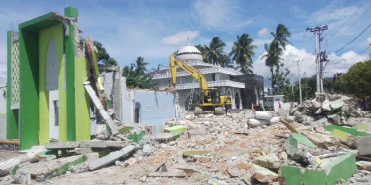 Jalankan putusan Mahkamah Agung (MA), Masjid Nurul Falah Kelurahan Hutuo, Kecamatan Limboto, Kabupaten Gorontalo Akhirnya dibongkar. (Foto: Putra/Gopos)
