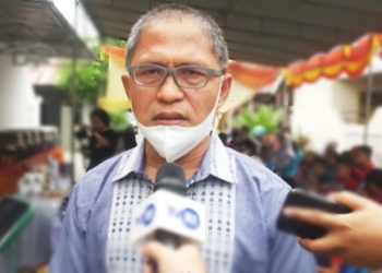 Sekretaris Daerah Kota Gorontalo, Ismail Madjid diwawancarai awak media usai meresmikan outlet Mr Young Shoes Care di Kota Gorontalo, Sabtu (15/1/2022). (Foto: Putra/Gopos)
