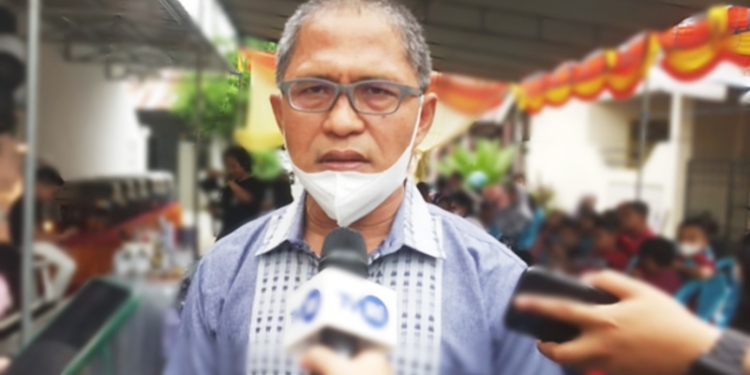 Sekretaris Daerah Kota Gorontalo, Ismail Madjid diwawancarai awak media usai meresmikan outlet Mr Young Shoes Care di Kota Gorontalo, Sabtu (15/1/2022). (Foto: Putra/Gopos)