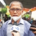 Sekretaris Daerah Kota Gorontalo, Ismail Madjid diwawancarai awak media usai meresmikan outlet Mr Young Shoes Care di Kota Gorontalo, Sabtu (15/1/2022). (Foto: Putra/Gopos)