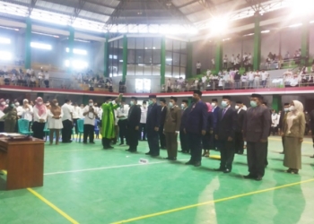 Bupati Gorontalo Nelson Pomalingo melantik 22 Pejabat eselon II. Dari pelantikan ini terjadi banyak mutasi di lingkungan kerja Pemerintah Kabupaten Gorontalo, Rabu (26/1/2022). (Foto: Putra/Gopos)