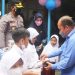 Ketua DPRD Kabupaten Bone Bolango, Halid Tangahu saat meninjau pelaksanaan vaksinasi anak usia 6-11 tahun di SDN 1 Tilongkabila, Kabupaten Bone Bolango. (Foto: Istimewa)