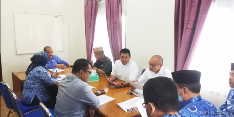 Rapat antara Badan Pembentukan Peraturan Daerah (Bapemperda) DPRD Kabupaten Bone Bolango bersama Badan Keuangan Kabupaten Bone Bolango, di Kantor DPRD Kabupaten Bone Bolango, Senin (17/1/2022). (Putra/Gopos)