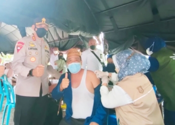 Ketua Dewan Perwakilan Rakyat Daerah (DPRD) Kabupaten Bone Bolango, Halid Tangahu saat menjalani vaksinasi tahap 3 di Center Point, Kabupaten Bone Bolango, Rabu (19/1/2022). (Foto: Istimewa)