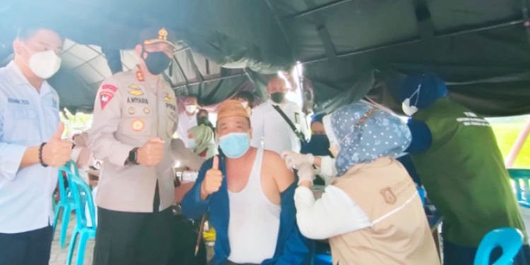 Ketua Dewan Perwakilan Rakyat Daerah (DPRD) Kabupaten Bone Bolango, Halid Tangahu saat menjalani vaksinasi tahap 3 di Center Point, Kabupaten Bone Bolango, Rabu (19/1/2022). (Foto: Istimewa)