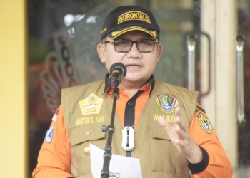 Wali Kota Gorontalo, Marten Taha  saat dirinya memberikan arahan di peringatan Hari Ulang Tahun (HUT) Ke 13 Badan Penaggulangan Bencana Daerah (BPBD), di Halaman Kantor Walikota, Jumat (14/1/2022). (Foto: Istimewa)