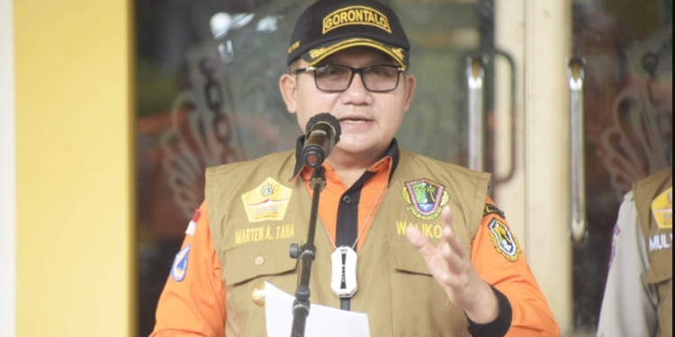 Wali Kota Gorontalo, Marten Taha saat dirinya memberikan arahan di peringatan Hari Ulang Tahun (HUT) Ke 13 Badan Penaggulangan Bencana Daerah (BPBD), di Halaman Kantor Walikota, Jumat (14/1/2022). (Foto: Istimewa)