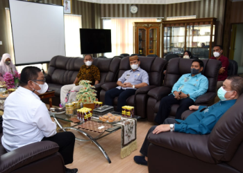 Wagub Gorontalo H. Idris Rahim (kanan) menerima kunjungan silaturahmi Ketua KPU Provinsi Gorontalo, Fadliyanto Koem (kiri) bersama jajarannya yang melaporkan persiapan tahapan Pemilu Serentak tahun 2024, di ruang kerja Wagub, Kamis (17/2/2022). (Foto: Haris)