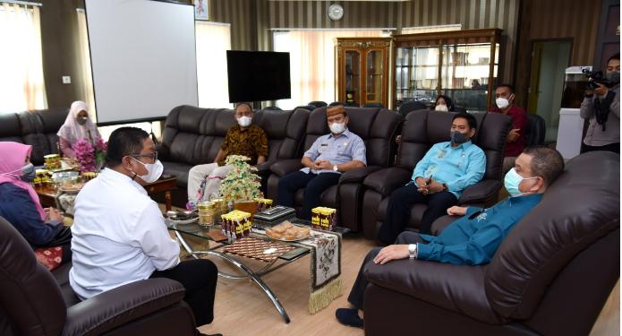 Wagub Gorontalo H. Idris Rahim (kanan) menerima kunjungan silaturahmi Ketua KPU Provinsi Gorontalo, Fadliyanto Koem (kiri) bersama jajarannya yang melaporkan persiapan tahapan Pemilu Serentak tahun 2024, di ruang kerja Wagub, Kamis (17/2/2022). (Foto: Haris)