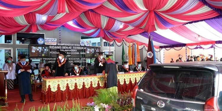 Ilustrasi prosesi wisuda dengan model drive thru (dok. UNG)