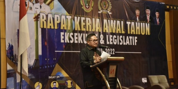 Walikota Marten Taha saat membuka secara resmi Rapat Kerja Awal Tahun Eksekutif dan Legislatif tahun 2022 dan Diseminasi E-Pokir dalam SIPD di Swiss Bell Hotel Manado, Kamis (10/2/2022). Foto (Diskominfo Kota Gorontalo.