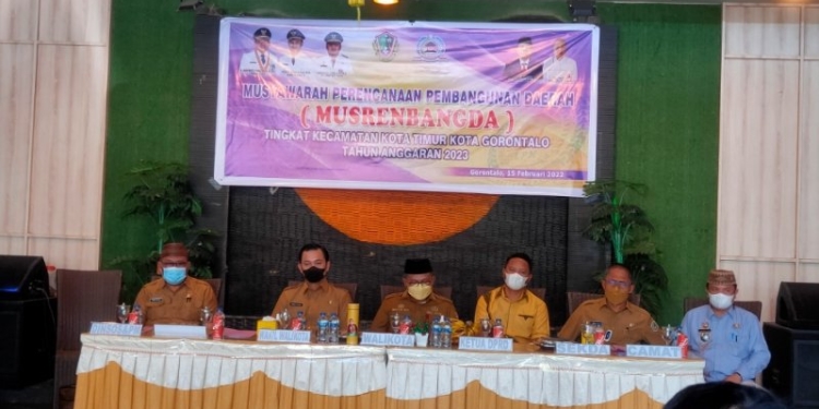 Wali Kota Gorontalo, Marten Taha saat menghadiri musrembangda Kecamatan Kota Timur di Grande Bisto. Foto (Ari/Gopos