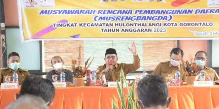 Wali Kota Gorontalo, Marten Taha saat memberikan sambutan pada Musrembangda Kecamatan Hulonthalangi. Foto, Istimewa.