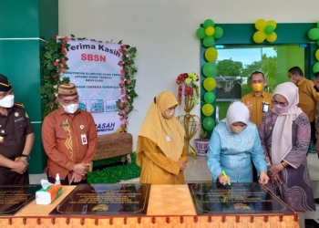 MAN Insan Cendekia Gorontalo, Wabup Merlan S. Uloli menghadiri peresmian pemanfaatan gedung Laboratorium Olimpiade Sains Terpadu, Asrama Siswa Terpadu, dan Asrama Guru yang dibiayai oleh Surat SBSN tahun anggaran 2020 dan 2021, di MAN IC Gorontalo, Kamis (10/2/2022). (Foto Indra/Gopos)