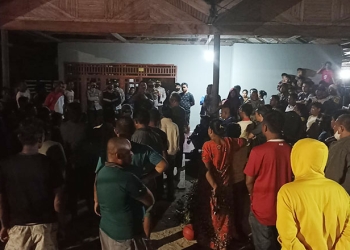 Kapolsek Paguat, Ipda Lukman Olii, menenangkan member FX Family yang mendatangi rumah admin FX Family di Desa Buhu Jaya, Kecamatan Paguat, Pohuwato