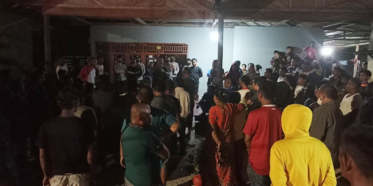 Kapolsek Paguat, Ipda Lukman Olii, menenangkan member FX Family yang mendatangi rumah admin FX Family di Desa Buhu Jaya, Kecamatan Paguat, Pohuwato