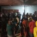 Kapolsek Paguat, Ipda Lukman Olii, menenangkan member FX Family yang mendatangi rumah admin FX Family di Desa Buhu Jaya, Kecamatan Paguat, Pohuwato