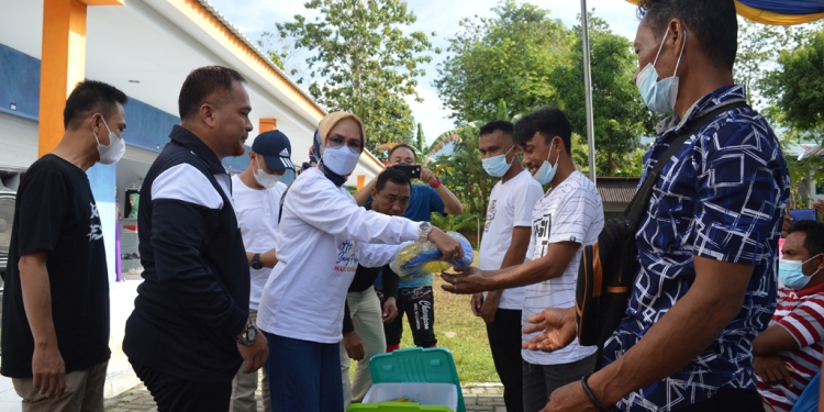 Pemkab Bone Bolango Serahkan Alat Tangkap Pancing Tuna Modern