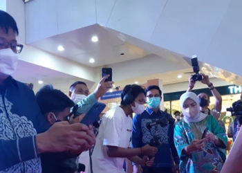Kepala Perwakilan BI Provinsi Gorontalo, Ronny Widijarto Purubaskoro (kiri) bersama Ketua Dekranasda Provinsi Gorontalo, Idah Syahidah, melakukan sosialisasi Scan QRIS pada pembukaan Gebyar UMKM 2022 di Citimall Gorontalo, Sabtu (26/7/2021). (Dok. BI Gorontalo)