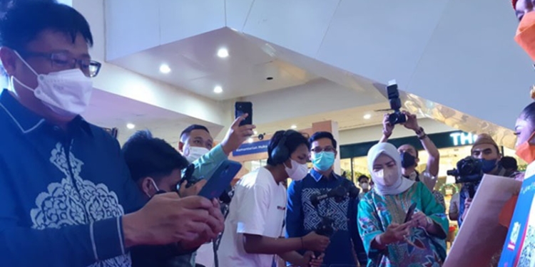 Kepala Perwakilan BI Provinsi Gorontalo, Ronny Widijarto Purubaskoro (kiri) bersama Ketua Dekranasda Provinsi Gorontalo, Idah Syahidah, melakukan sosialisasi Scan QRIS pada pembukaan Gebyar UMKM 2022 di Citimall Gorontalo, Sabtu (26/7/2021). (Dok. BI Gorontalo)