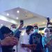 Kepala Perwakilan BI Provinsi Gorontalo, Ronny Widijarto Purubaskoro (kiri) bersama Ketua Dekranasda Provinsi Gorontalo, Idah Syahidah, melakukan sosialisasi Scan QRIS pada pembukaan Gebyar UMKM 2022 di Citimall Gorontalo, Sabtu (26/7/2021). (Dok. BI Gorontalo)