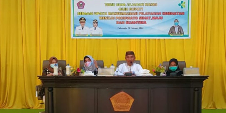 Bupati Pohuwato Saipul Mbuinga Bersama Wakil Bupati Suharsi Igirisa memberikan pembinaan terhadap seluruh Tenaga Kesehatan di Kabupaten Pohuwato, di Gedung Panua Kantor Bupati Pohuwato, Jum'at 18/02/2022 (Yusuf/Gopos)