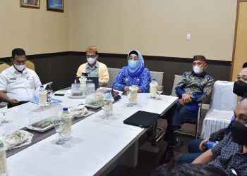 Bupati Pohuwato Saipul Mbuinga Bersama Wakil Bupati Suharsi Igirisa menghadiri rapat evaluasi progress capaian pembangunan bandara baru secara virtual, di ruang meeting Room Kantor Bupati Pohuwato Kamis 17/2/2022 (Istimewa)