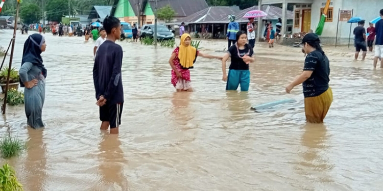 Banjir yang melanda Desa Mohungo disebabkan luapan air Sungai Tilamuta, Boalemo, Jumat (18/2/2022). (istimewa)