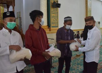 Bupati Pohuwato Saipul Mbuinga Memberikan Bantuan Sosial Kepada Penyandang Disabilitas. Sabtu 26/02/2022 (Istimewa)