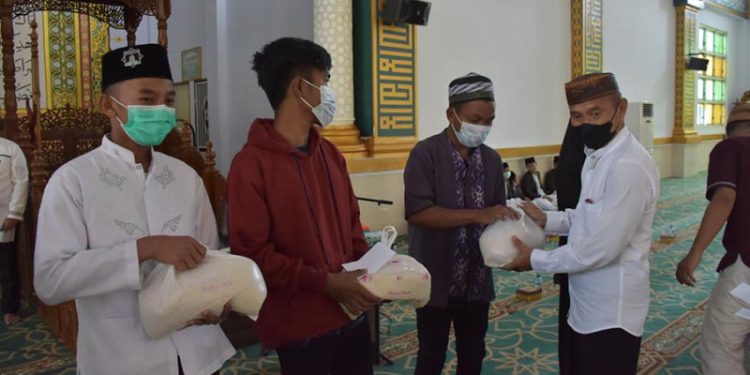 Bupati Pohuwato Saipul Mbuinga Memberikan Bantuan Sosial Kepada Penyandang Disabilitas. Sabtu 26/02/2022 (Istimewa)