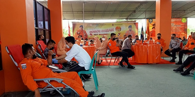 HUT Basarnas ke-50, Basarnas Gorontalo gelar bakti sosial donor darah, di kantor Basarnas Gorontalo, Rabu (2/2/2022). Foto, Sari/gopos