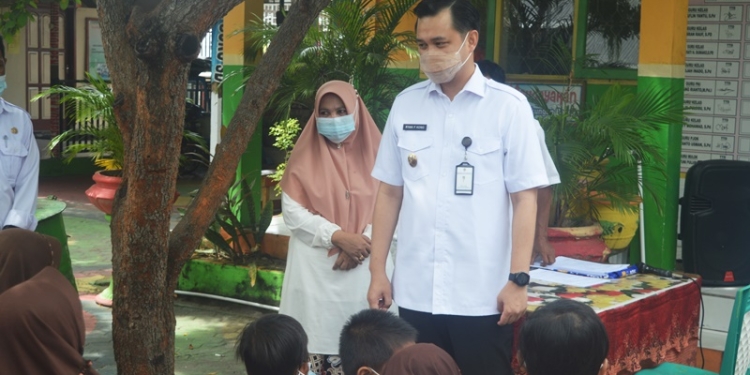 Wakil Wali Kota Gorontalo, Ryan Kono saat meninjau pelaksanaan vaksinasi Anak di SD 20 Kecamatan Dungingi, Kota Gorontalo, Rabu (2/2/2022). (Foto: Putra/Gopos)