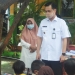 Wakil Wali Kota Gorontalo, Ryan Kono saat meninjau pelaksanaan vaksinasi Anak di SD 20 Kecamatan Dungingi, Kota Gorontalo, Rabu (2/2/2022). (Foto: Putra/Gopos)