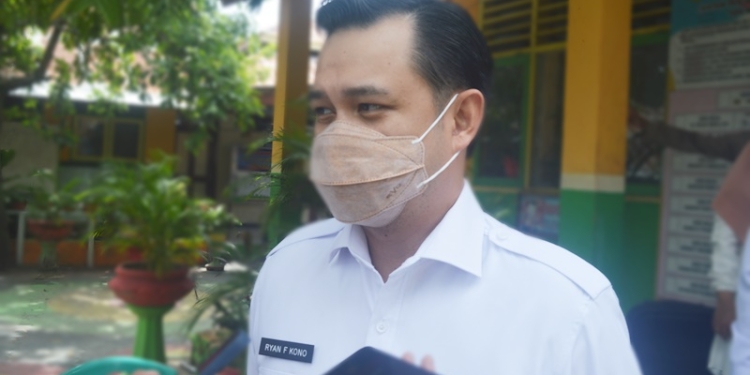 Wakil Wali Kota Gorontalo, Ryan Kono saat diwawancarai awak media usai kegiatan vaksinasi. (Foto: Putra/Gopos)