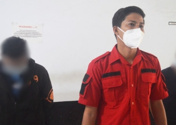 Kasat Reskrim Polres Gorontalo, IPTU Agung Gumara Samosir (tengah) saat mengadakan keterangan pers di Polres Gorontalo. (Foto: Putra/Gopos)