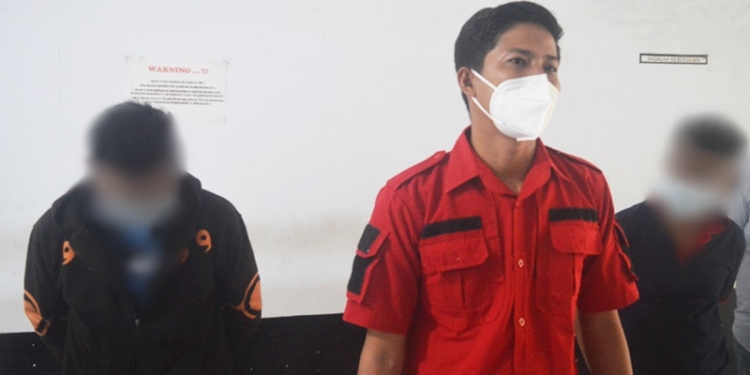 Kasat Reskrim Polres Gorontalo, IPTU Agung Gumara Samosir (tengah) saat mengadakan keterangan pers di Polres Gorontalo. (Foto: Putra/Gopos)