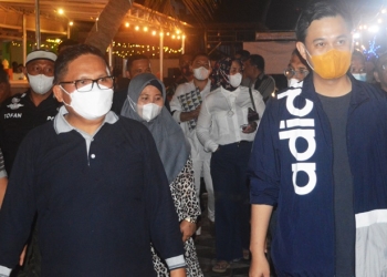 Wali Kota Gorontalo, Marten Taha bersama Wakil Wali Kota Gorontalo, Ryan Kono saat mengunjungi tempat kuliner yakni Tamendao Beach di Kelurahan Leato Utara, Kecamatan Dumbo Raya, Kota Gorontalo, Sabtu (5/2/2022). (Foto: Putra/Gopos)