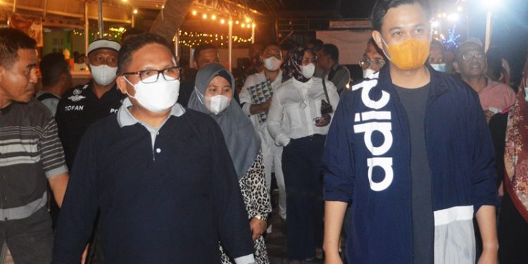 Wali Kota Gorontalo, Marten Taha bersama Wakil Wali Kota Gorontalo, Ryan Kono saat mengunjungi tempat kuliner yakni Tamendao Beach di Kelurahan Leato Utara, Kecamatan Dumbo Raya, Kota Gorontalo, Sabtu (5/2/2022). (Foto: Putra/Gopos)