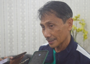 Bupati Gorontalo, Nelson Pomalingo saat diwawancarai awak media di ruang kerjanya. (Putra/Gopos)