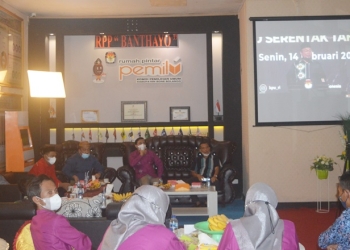 Komisi Pemilihan Umum (KPU) Bone Bolango mengikuti launching hari pemungutan suara pemilu serentak tahun 2024 yang di laksanakan oleh KPU RI Pusat yakni dengan nonton bareng di RPP Banthayo KPU Bone Bolango, Senin (14/2/2022). (Foto: Putra/Gopos)