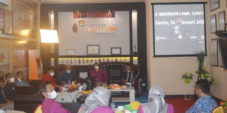 Komisi Pemilihan Umum (KPU) Bone Bolango mengikuti launching hari pemungutan suara pemilu serentak tahun 2024 yang di laksanakan oleh KPU RI Pusat yakni dengan nonton bareng di RPP Banthayo KPU Bone Bolango, Senin (14/2/2022). (Foto: Putra/Gopos)